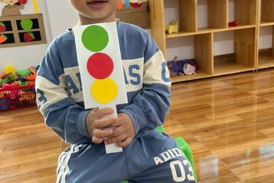 🌷 Lớp 2TB: Bé làm đèn giao thông 🚦